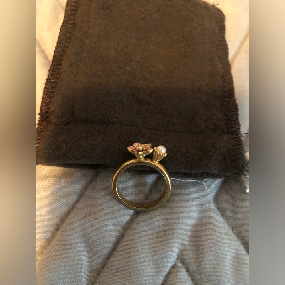 Flower and pearl stud ring
